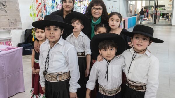 Peralta con grupo de baile infantil