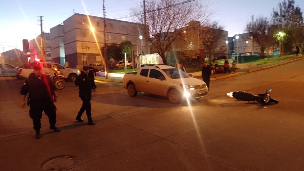 Una persona resultó hospitalizada tras choque entre un auto y una moto ...