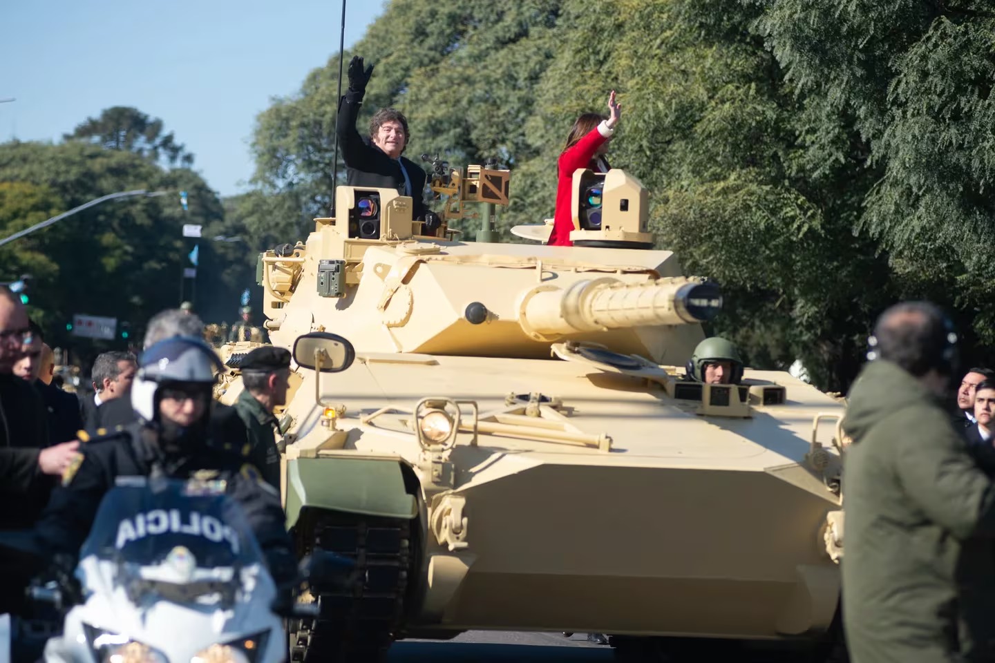 Milei terminó arriba de un tanque de guerra en el cierre del desfile militar por el Día de la Independencia | RTN