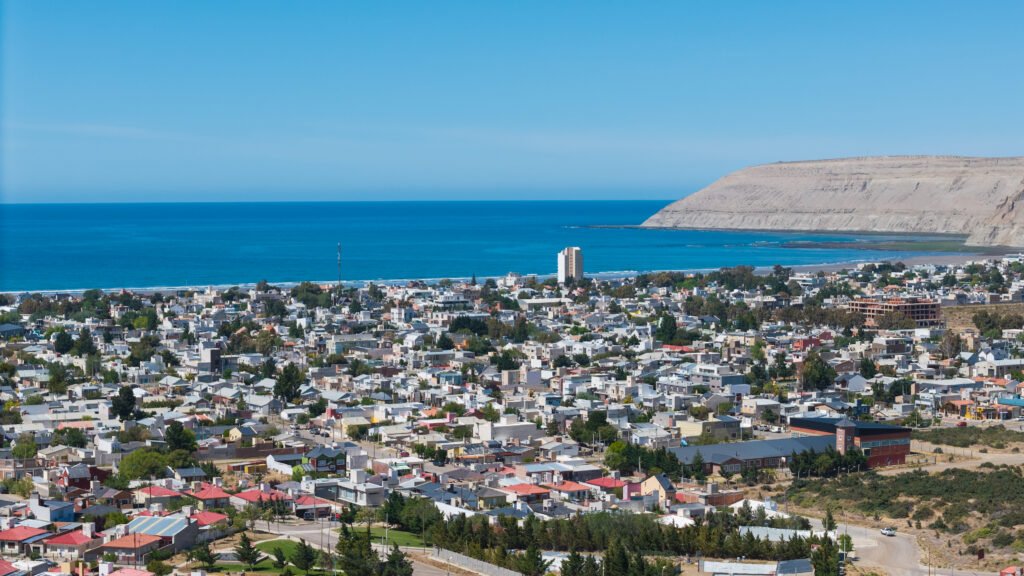 Rada Tilly y su construcción edilicia, donde se destaca el único edifiio de la Villa Balnearia.