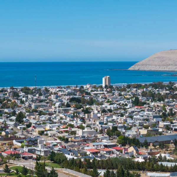 Rada Tilly y su construcción edilicia, donde se destaca el único edifiio de la Villa Balnearia.